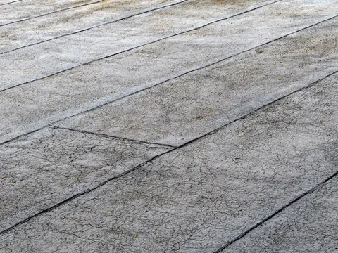 Overlapping seams on a bitumen flat roof